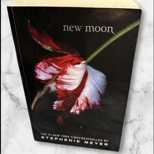 New Moon Stephenie Meyer first edition paperback book